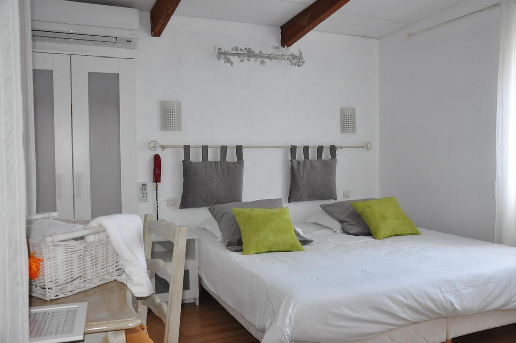 Hotel Les Mimosas Борм-ле-Мимоза Стая снимка